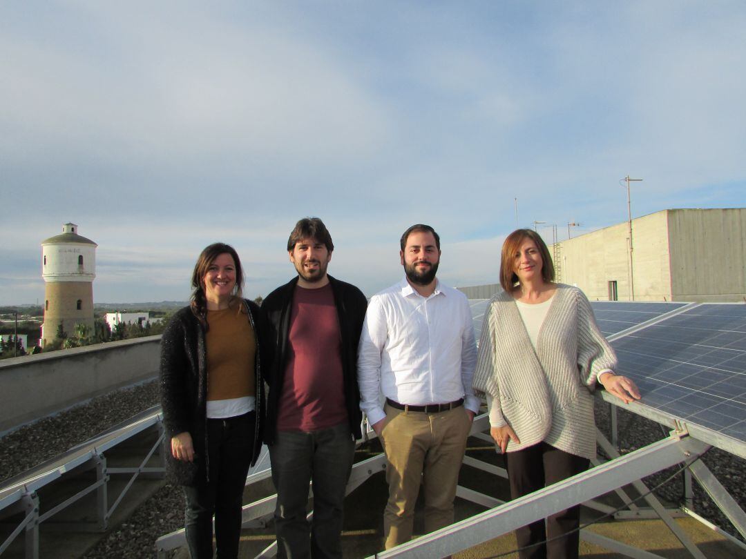 Els càrrecs institucionals, Maite Salord i Irene Estaún, juntament amb els dos responsables de la nova Oficina. 
