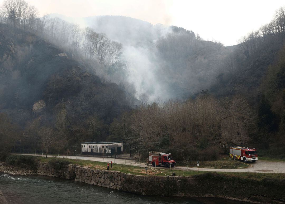  Los bomberos de la localidad navarra de Bera ven complicado que el incendio forestal declarado en la zona llegue a controlarse este sábado debido sobre todo al fuerte viento que se registra en el lugar. El fuego ha obligado a desalojar algunas viviendas 