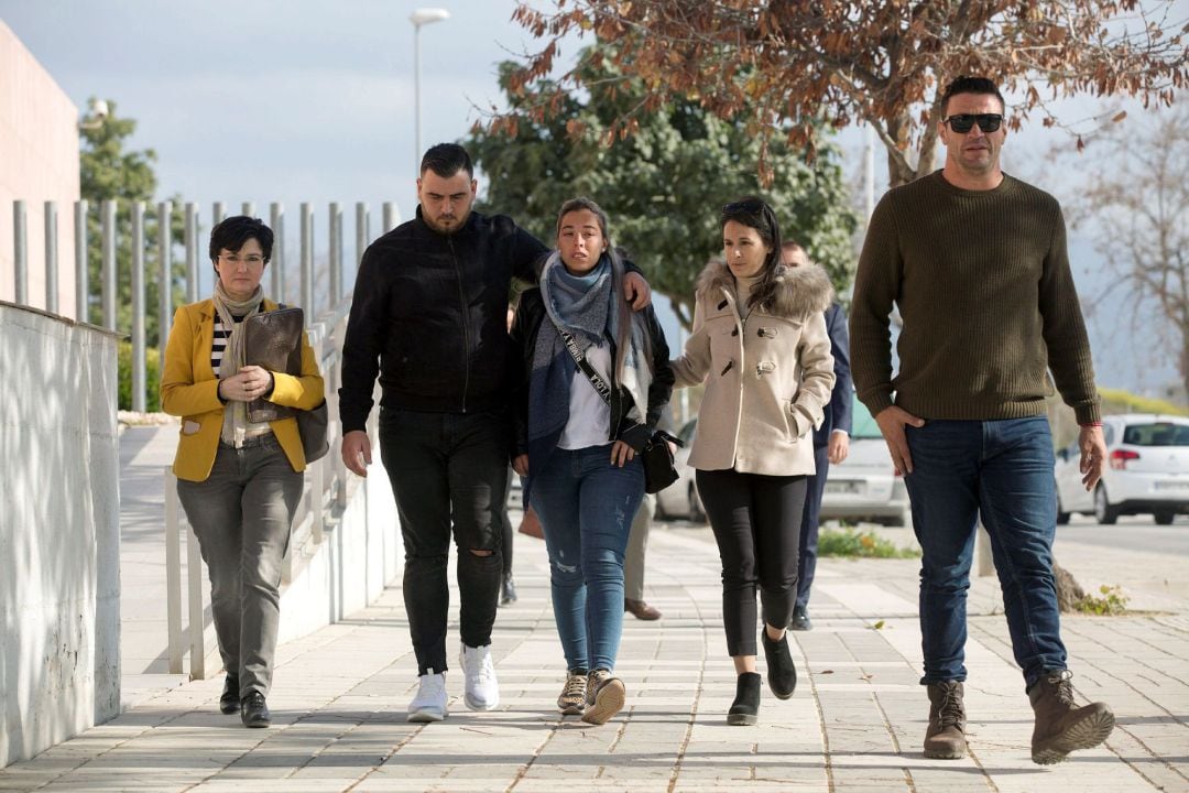 José Roselló (2i) y Victoria García (c), los padres de Julen, el niño de dos años que cayó el pasado enero a un profundo y estrecho pozo en la localidad malagueña de Totalán del que fue rescatado sin vida, caminan junto a la prima del padre y pareja de David Serrano(d), dueño del terreno donde ocurrió el suceso, 