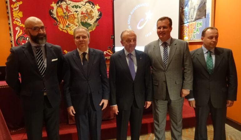 De izquierda a derecha, Jesús Corral, director artístico de la Cabalgata; Alberto Máximo Pérez Calero, presidente del Ateneo; Alfonso Fernández de Peñaranda y Valdenebro, diputado 1º de La Real Maestranza; Juan Carlos Cabrera, delegado municipal de Fiesta