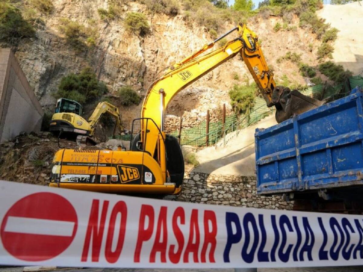 Retiradas toneladas de rocas acumuladas en la ladera de la calle Gisbert