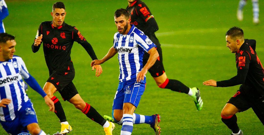 Luis Rioja rodeado de rivales.