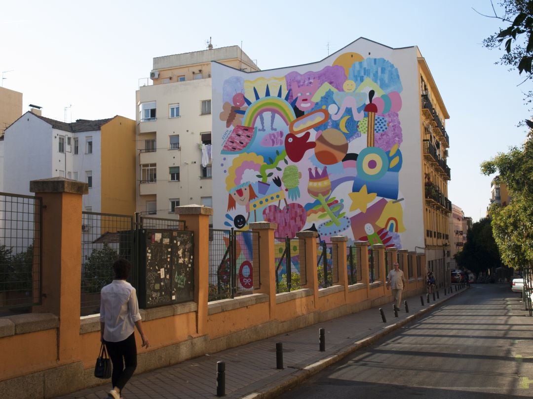 Vista desde la calle del mural gigante pintado por los artistas Zosen Bandido y Mina Hamada