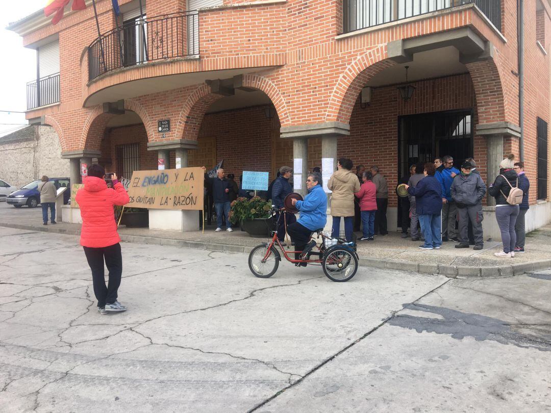 Los vecinos de Gomezserracín mantienen las concentraciones a las puertas del Ayuntamiento