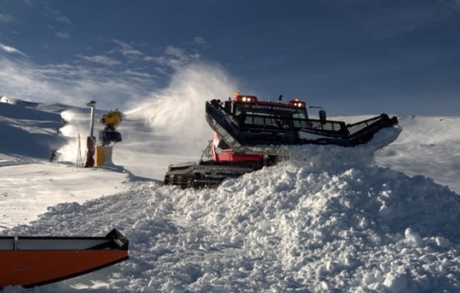 Cañones y máquinas trabajan en Loma de Dílar, en la estación de esquí de Sierra Nevada