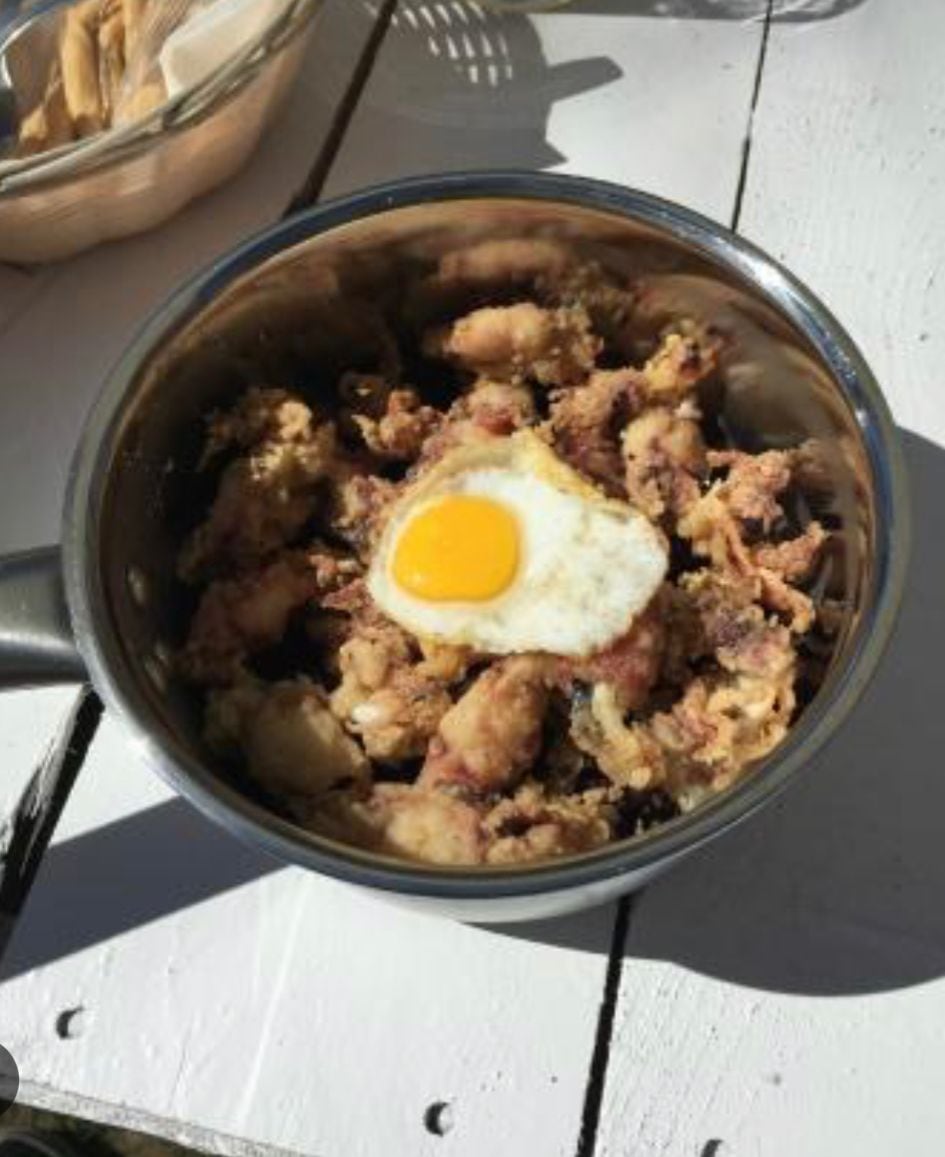 Arroz prohibido con puntillitas fritas y huevo