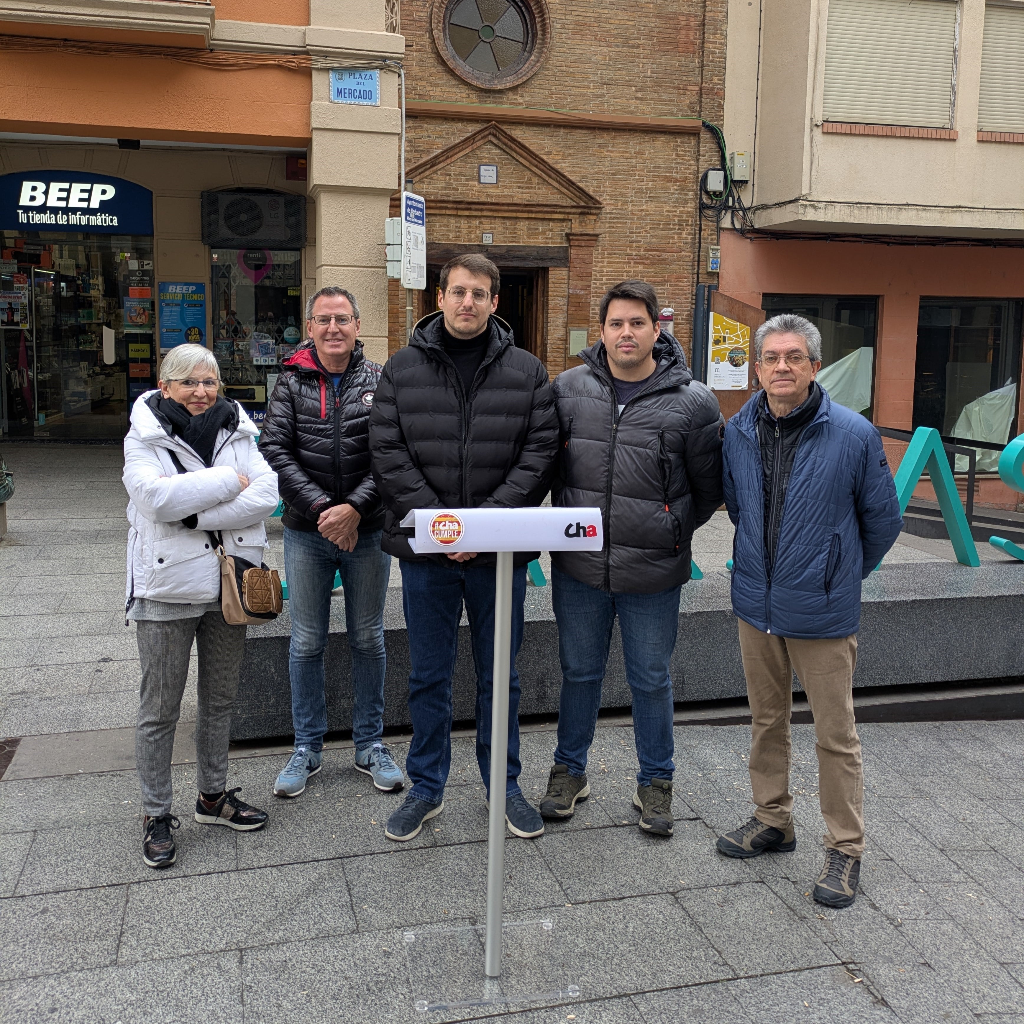 Jorge Pueyo( en el centro) acompañado por militantes en la Plaza del Mercado de Barbastro. Foto: CHA