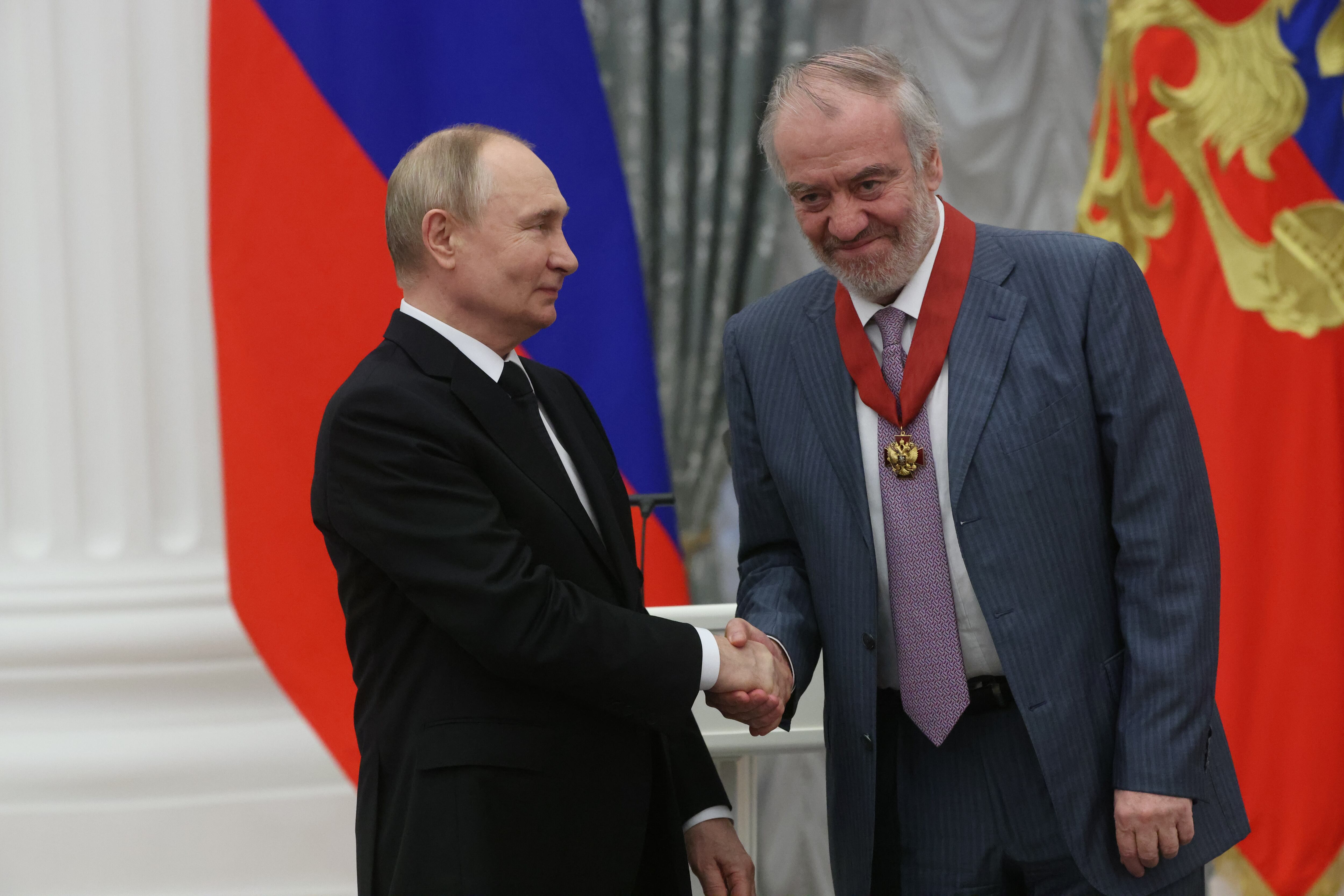 Vladímir Putin condecora a Valeri Gergiev con una orden, el 30 de mayo de 2024, en Moscú, Rusia. Getty Images.