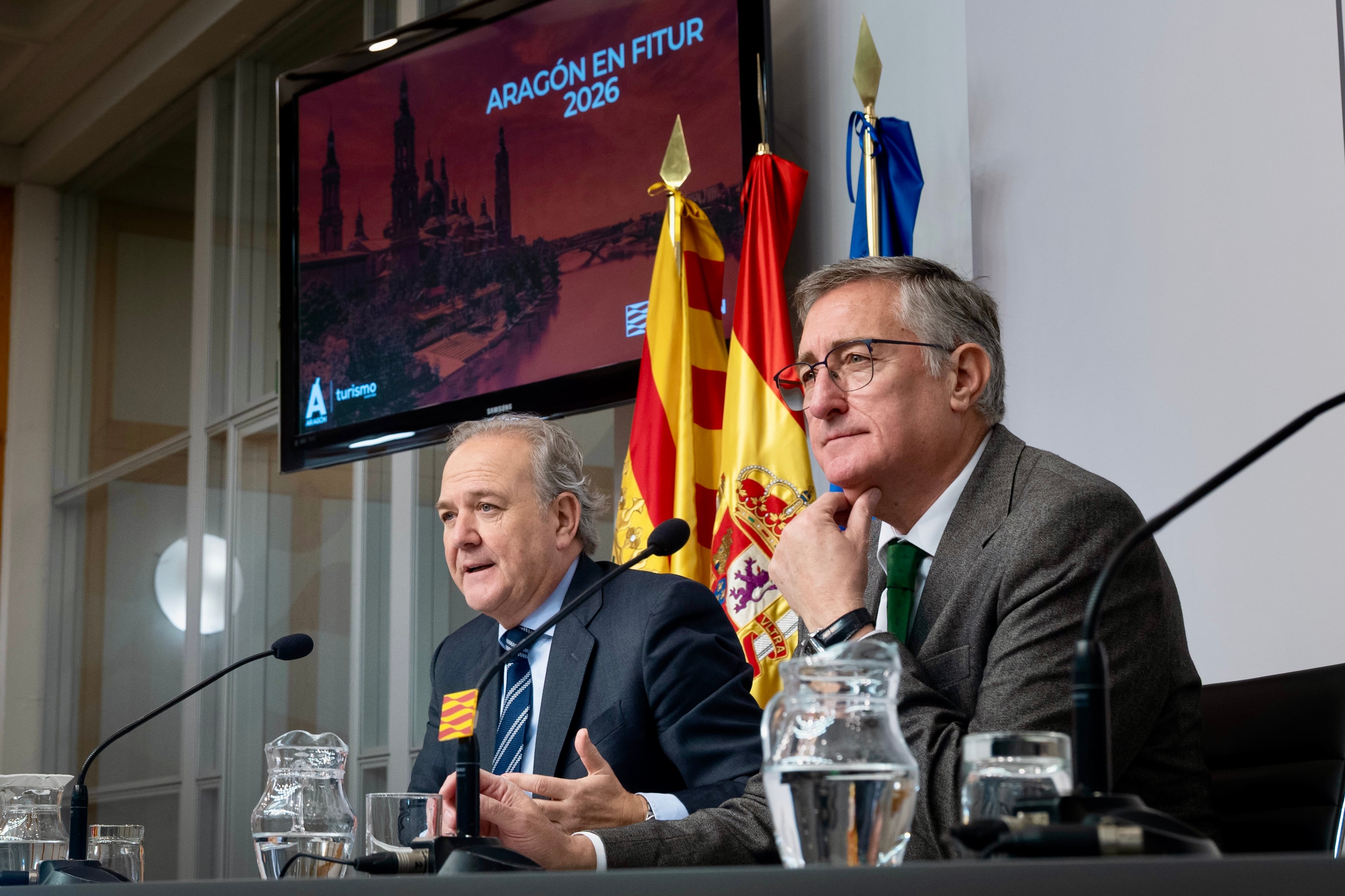 El consejero de Medio Ambiente y Turismo, Manuel Blasco, y el director general de Turismo y Hostelería, Jorge Moncada en la presentación del stand de Aragón en Fitur