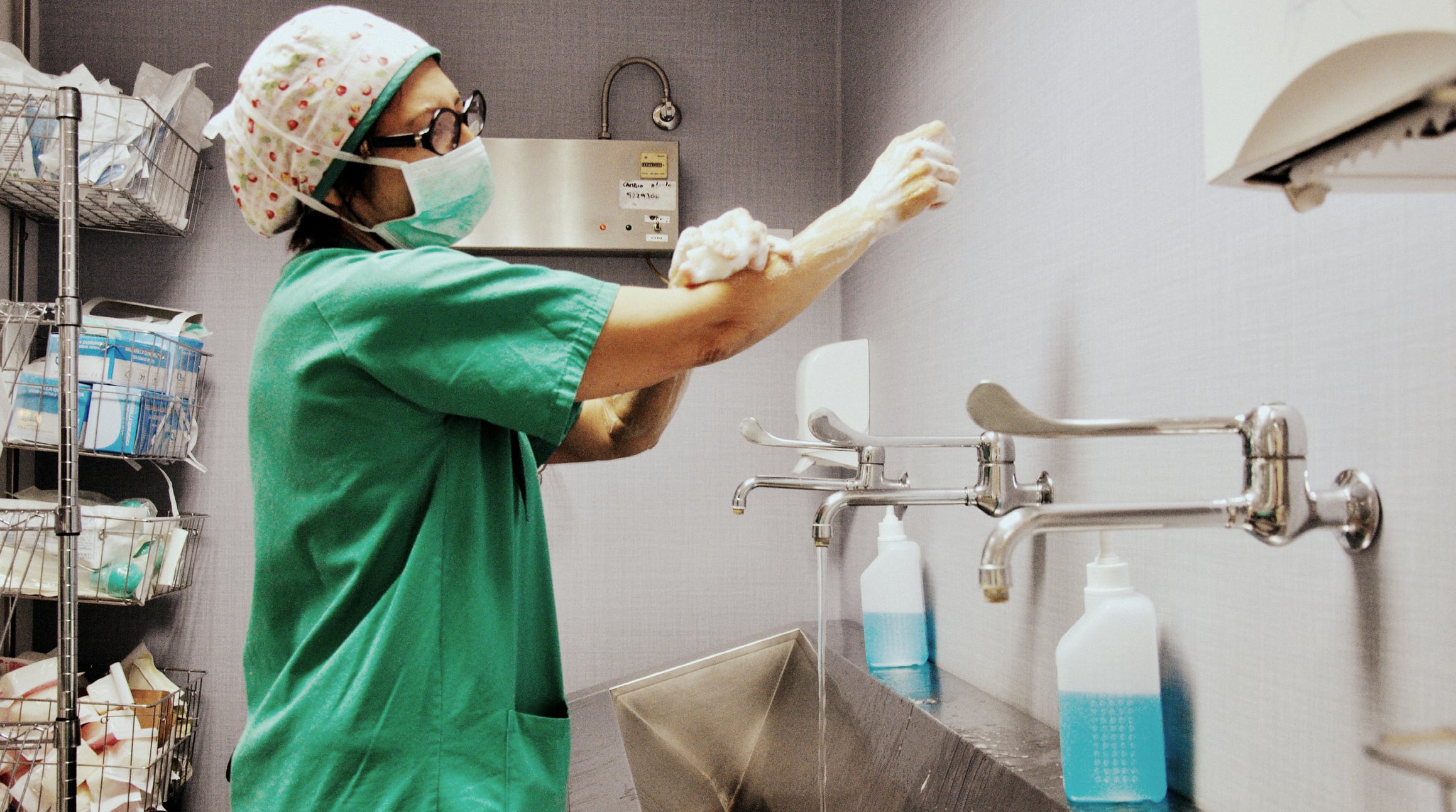 Doctora lavándose las manos en un hospital
