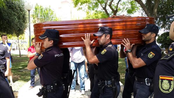 Féretro con los restos mortales del agente de la policía asesinado en Málaga