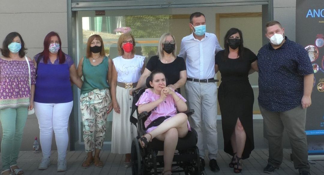 Entrega de llaves del local cedido por el Ayuntamiento a la asociación Anoa