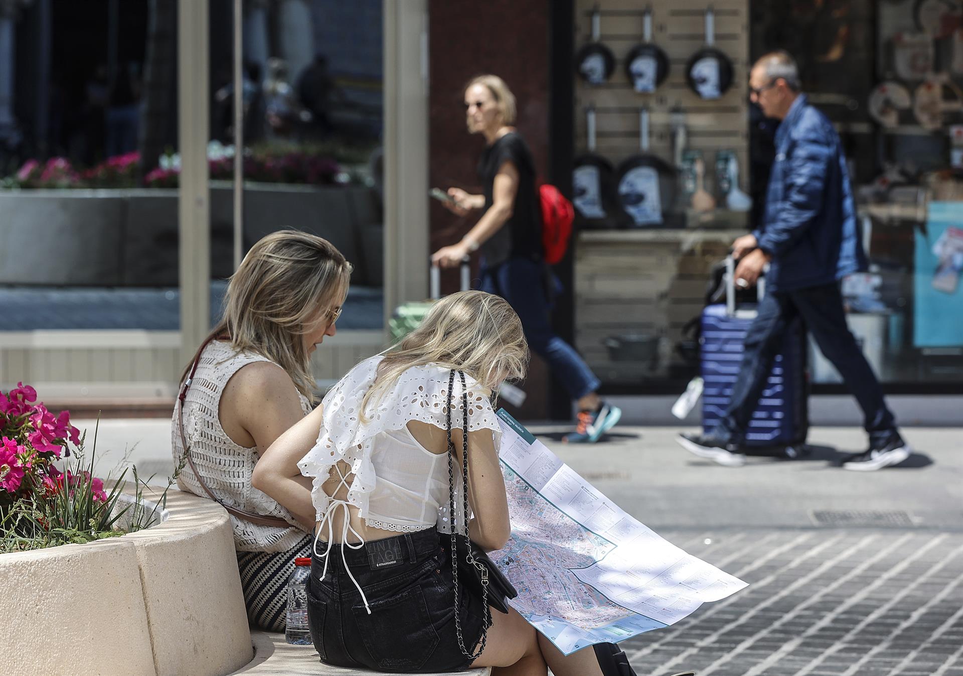 Varios turistas recorren la ciudad de València