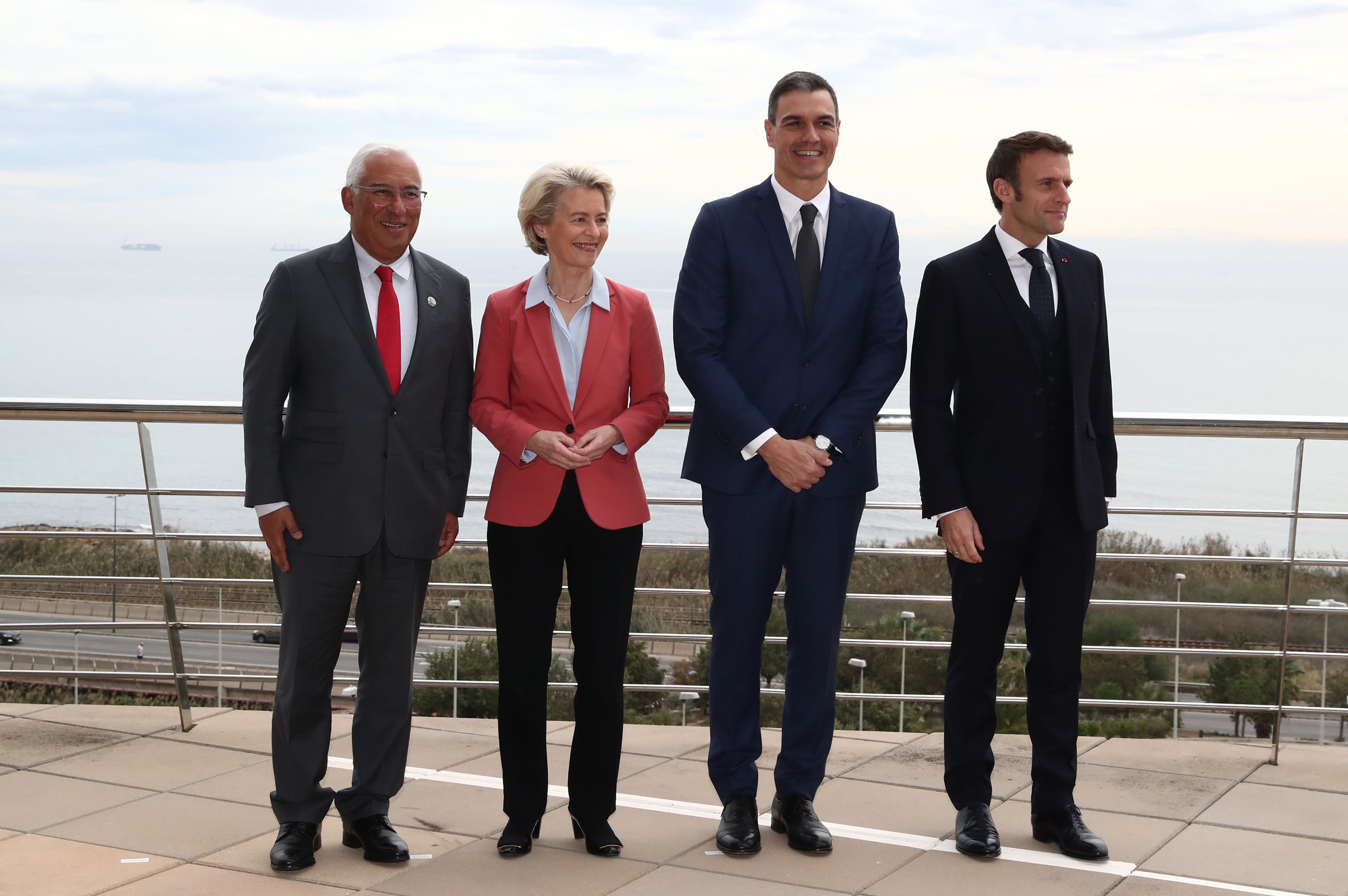 Antonio Costa, primer ministro de Portugal, Ursula Von der Leyen, presidenta de la Comisión Europea, Pedro Sanchez, presidente del Gobierno de España y Emmanuel Macron, presidente de la República Francesa en las instalaciones de la EUIPO en Alicante