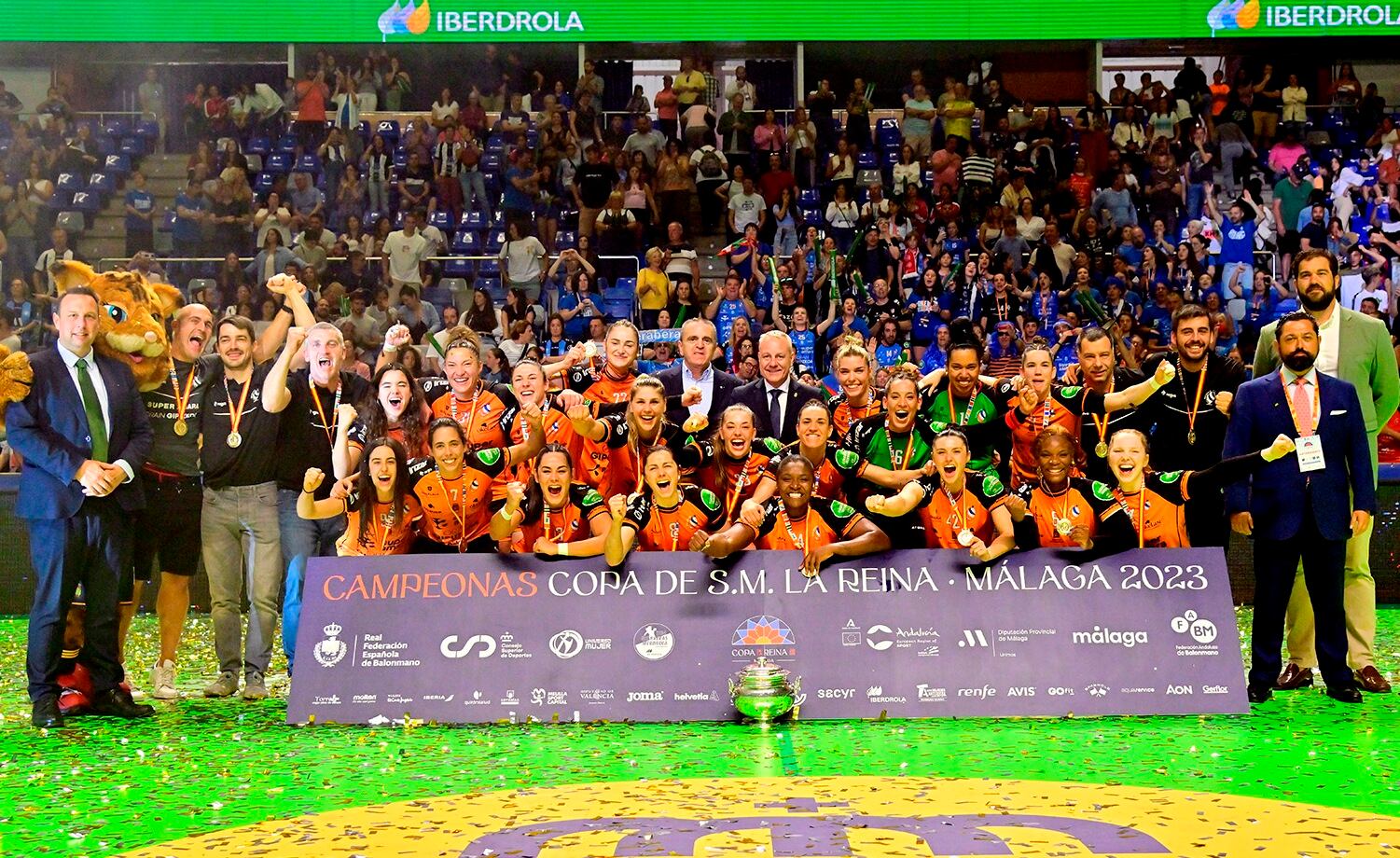 Las jugadoras del Bera Bera celebran el título de Copa