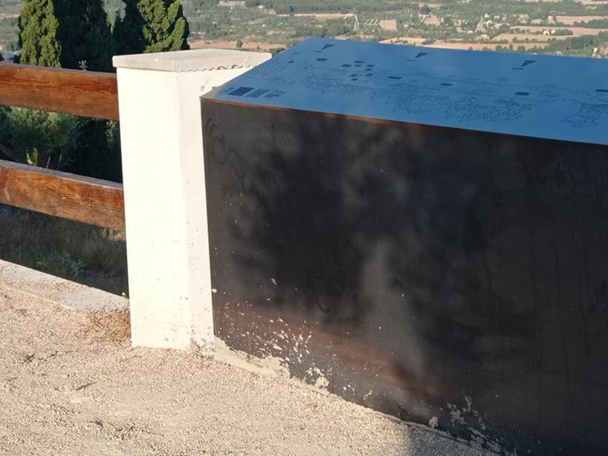 Banyeres instala un plafón panorámico en el Mirador del Santo Cristo