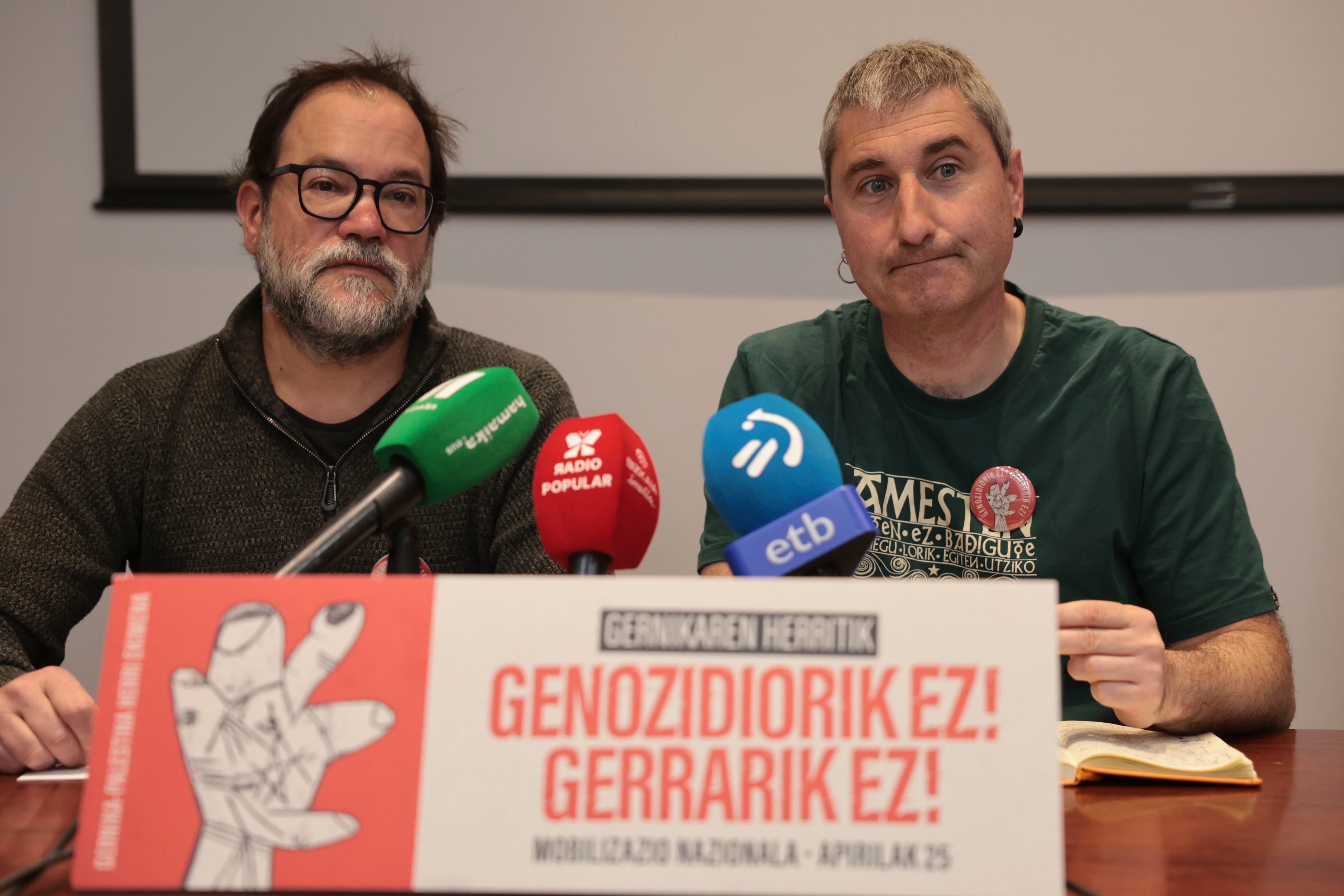 Eneko Gerrikabeitia (i) e Ibon Beñica, de la iniciativa Gernika Palestina, presentan la manifestación del 25 de abril en Donostia bajo el lema 'Genozidiorik ez, gerrarik ez'.