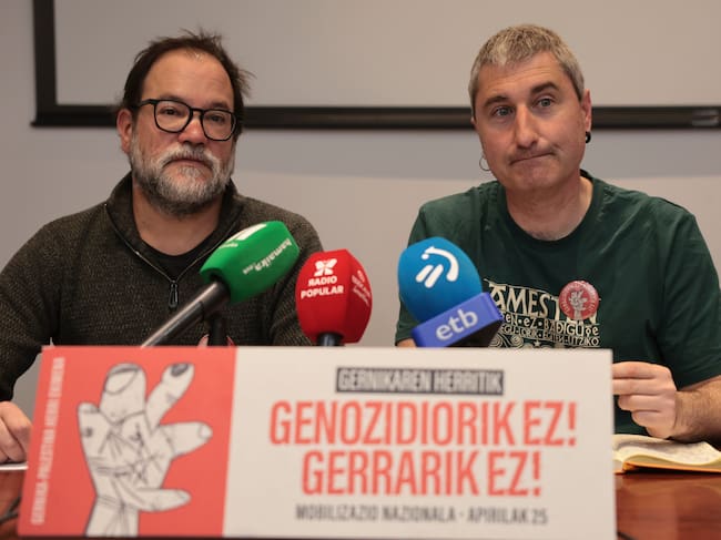 Eneko Gerrikabeitia (i) e Ibon Beñica, de la iniciativa Gernika Palestina, presentan la manifestación del 25 de abril en Donostia bajo el lema 'Genozidiorik ez, gerrarik ez'.