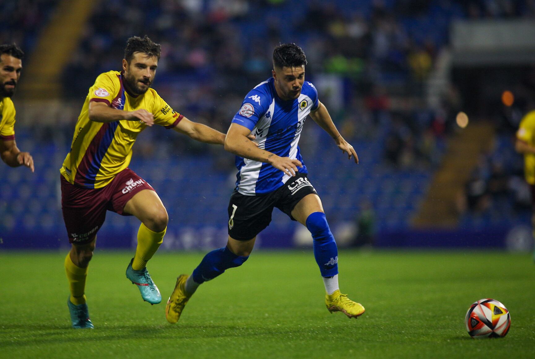 Alvarito intenta desborcar al jugador del Alzira, en el Rico Pérez