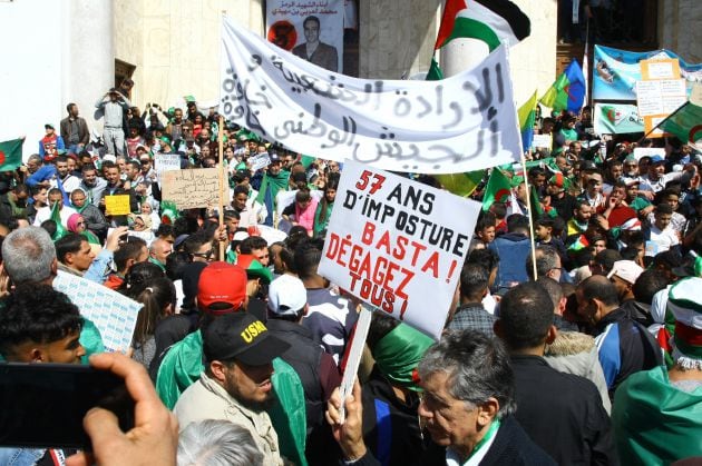 Los argelinos protestan contra el régimen