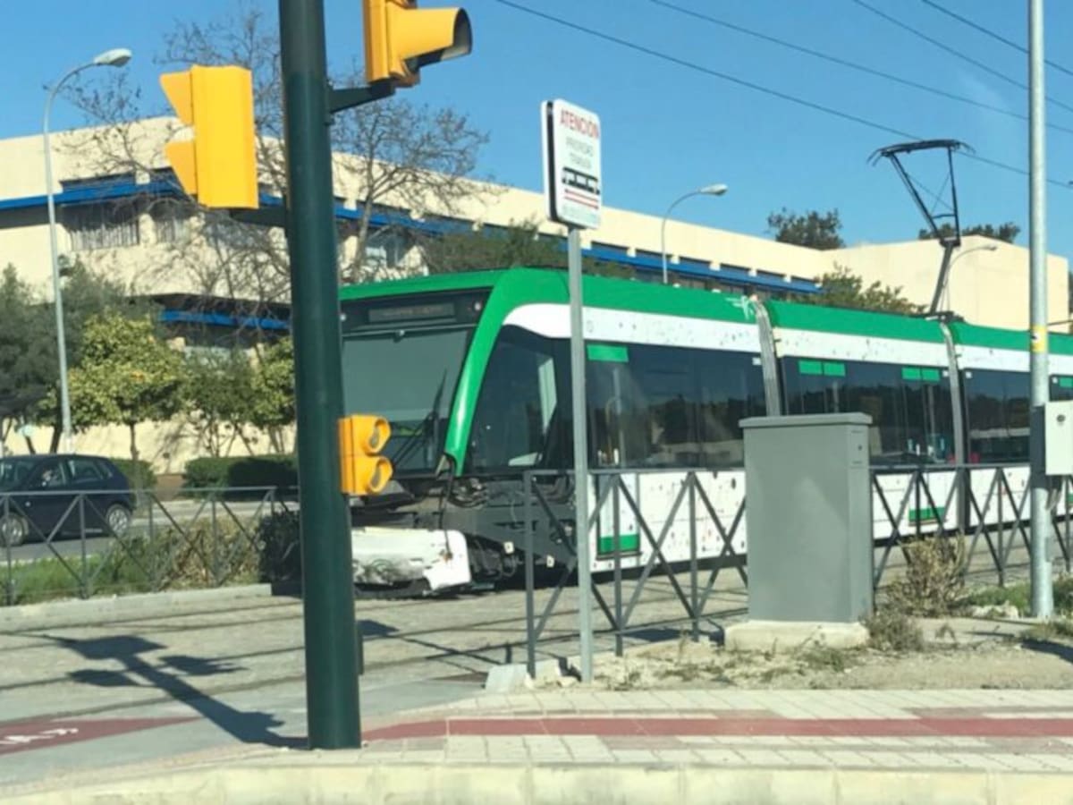 Enésimo accidente del metro en el cruce del hospital Clínico de Málaga