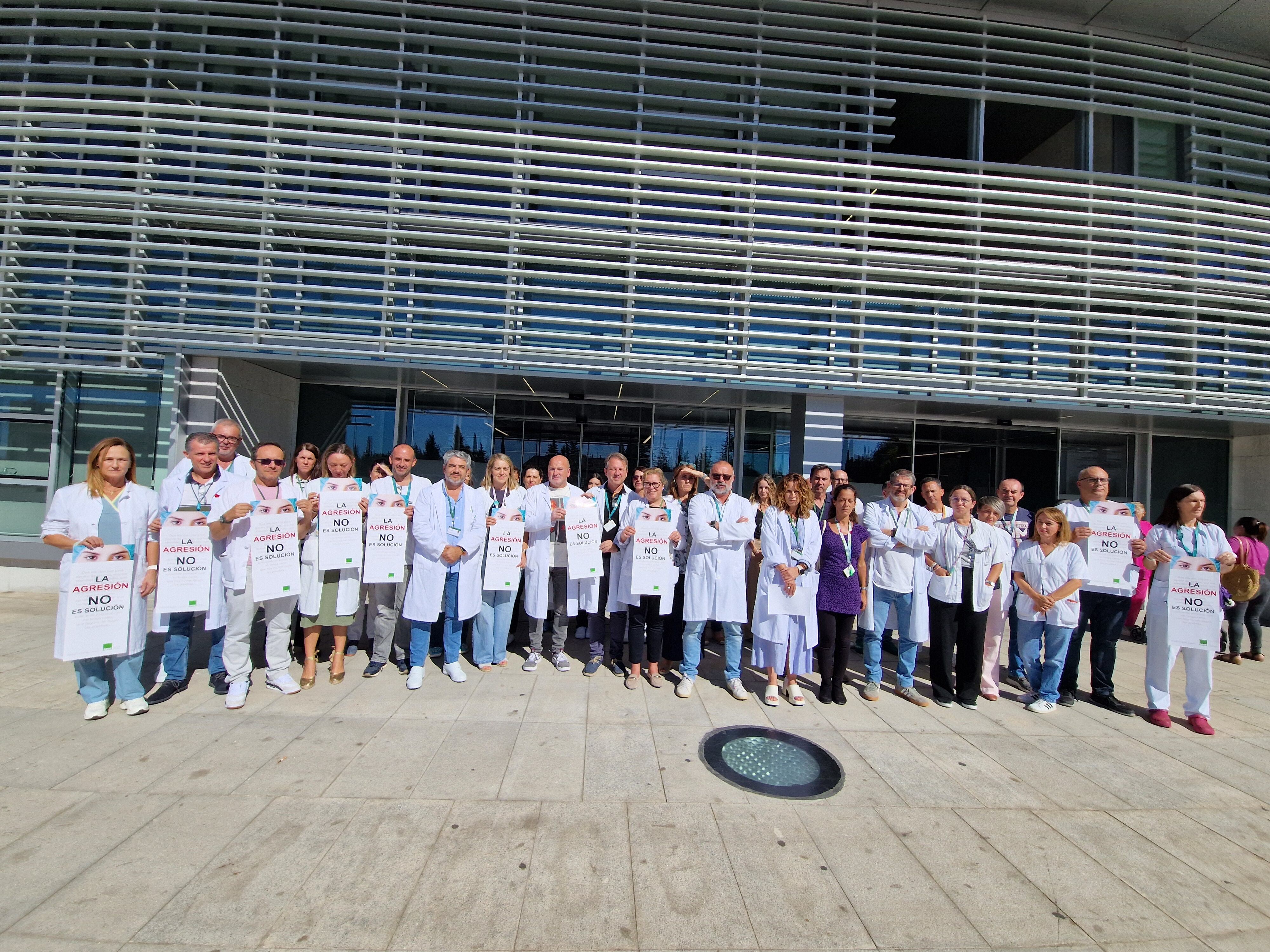 Concentración de repulsa tras la agresión a una enfermera en el hospital Costa del Sol de Marbella