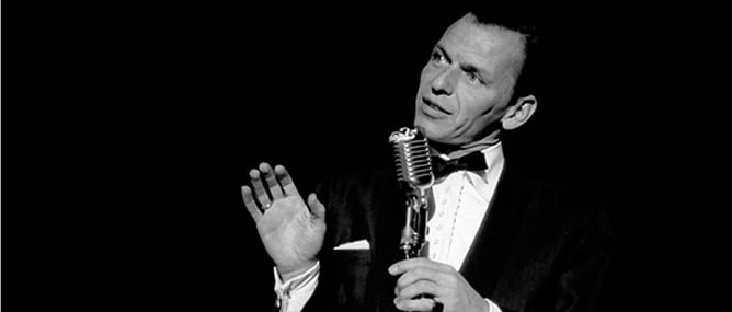 Frank Sinatra durante una actuación en Las Vegas a mediados de los años sesenta