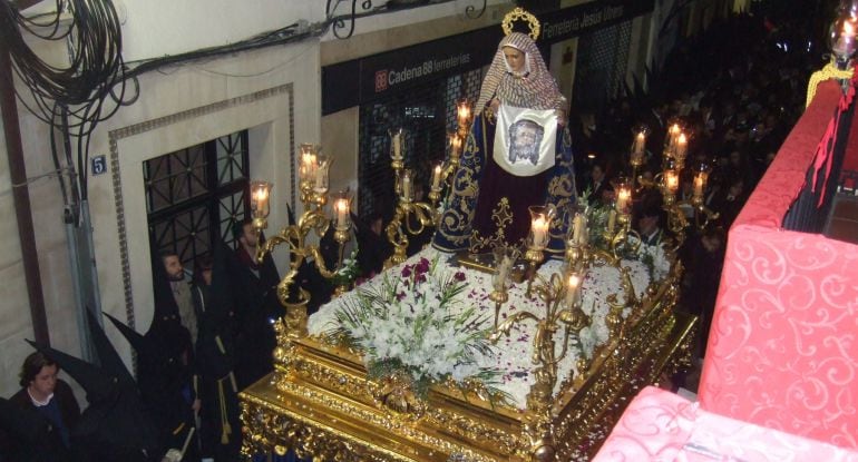 El cúlmen de la &#039;bulla&#039; en la calle Maestra de Jaén, durante Semana Santa, se produce inevitablemente durante el paso de la cofradía de &#039;El Abuelo&#039; en la Madrugá