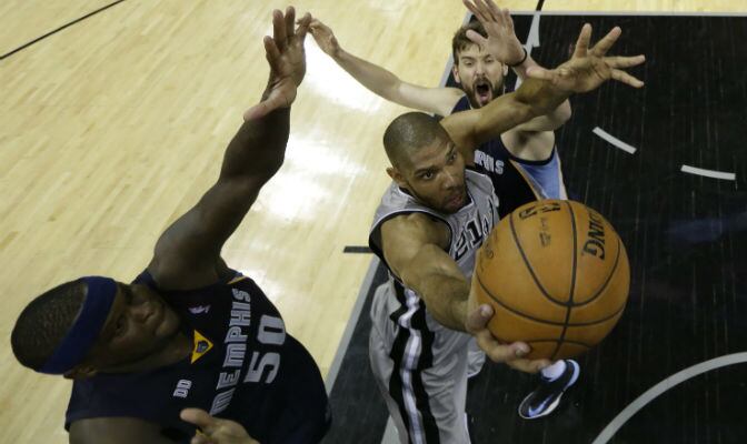 Duncan entra a canasta ante la oposición de Marc Gasol y Randolph