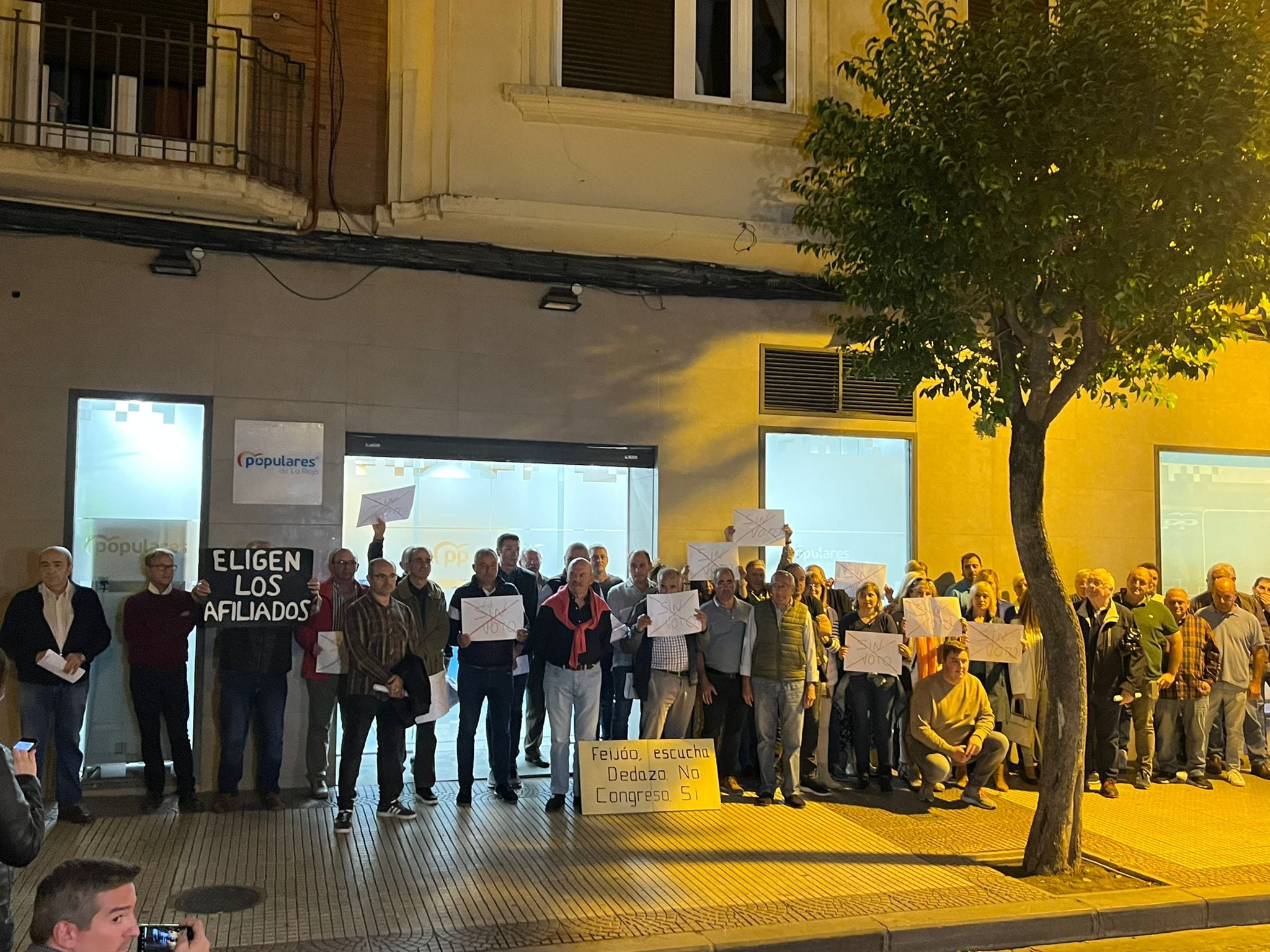 Unos 50 afiliados a las puertas de la sede del PP de La Rioja