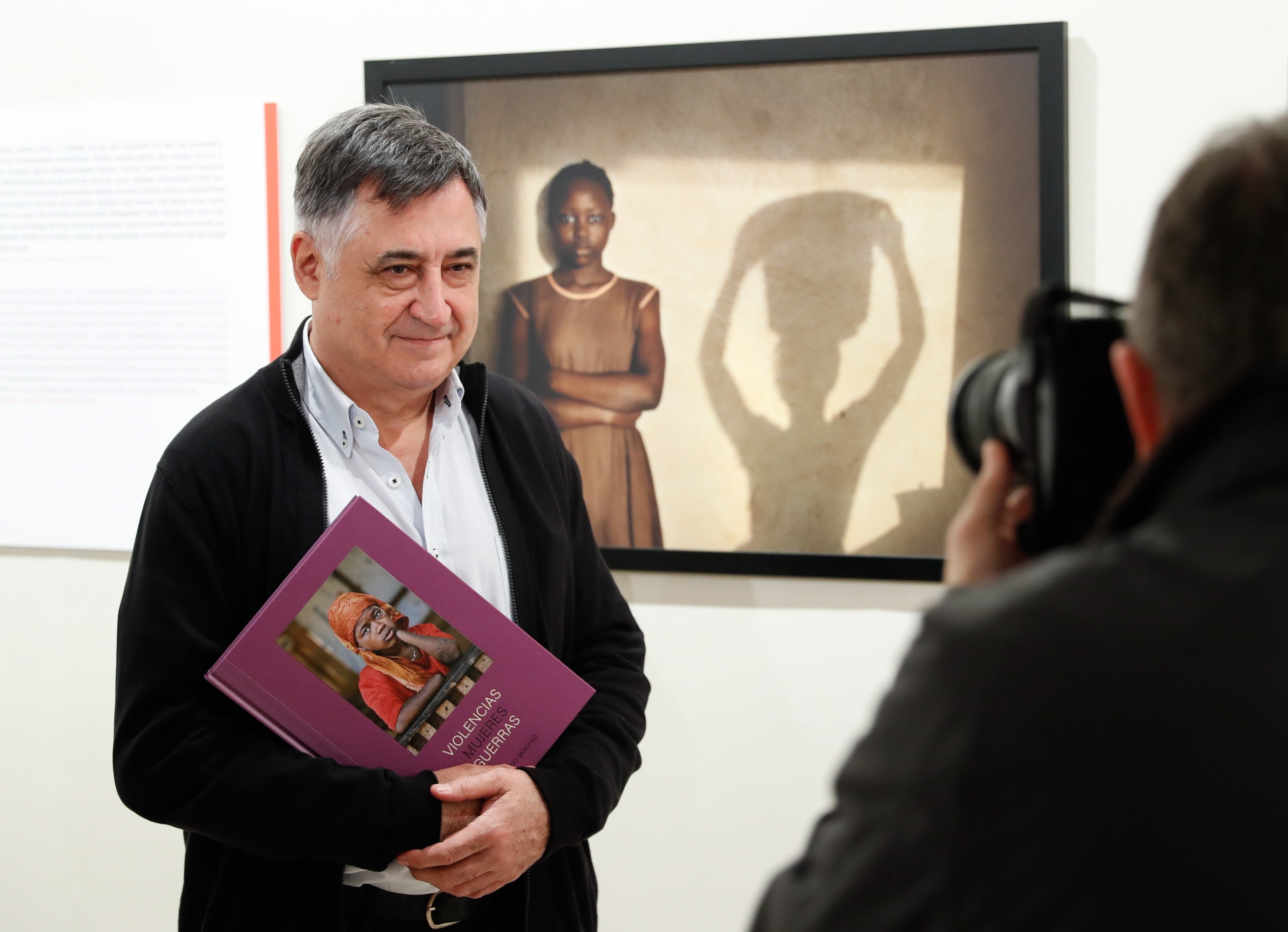 El fotoperiodista Gervasio Sánchez, presenta este viernes una exposición en San Sebastián en la que ofrece un relato visual sobre la violencia que sufren las mujeres en los conflictos internacionales. EFE/Juan Herrero