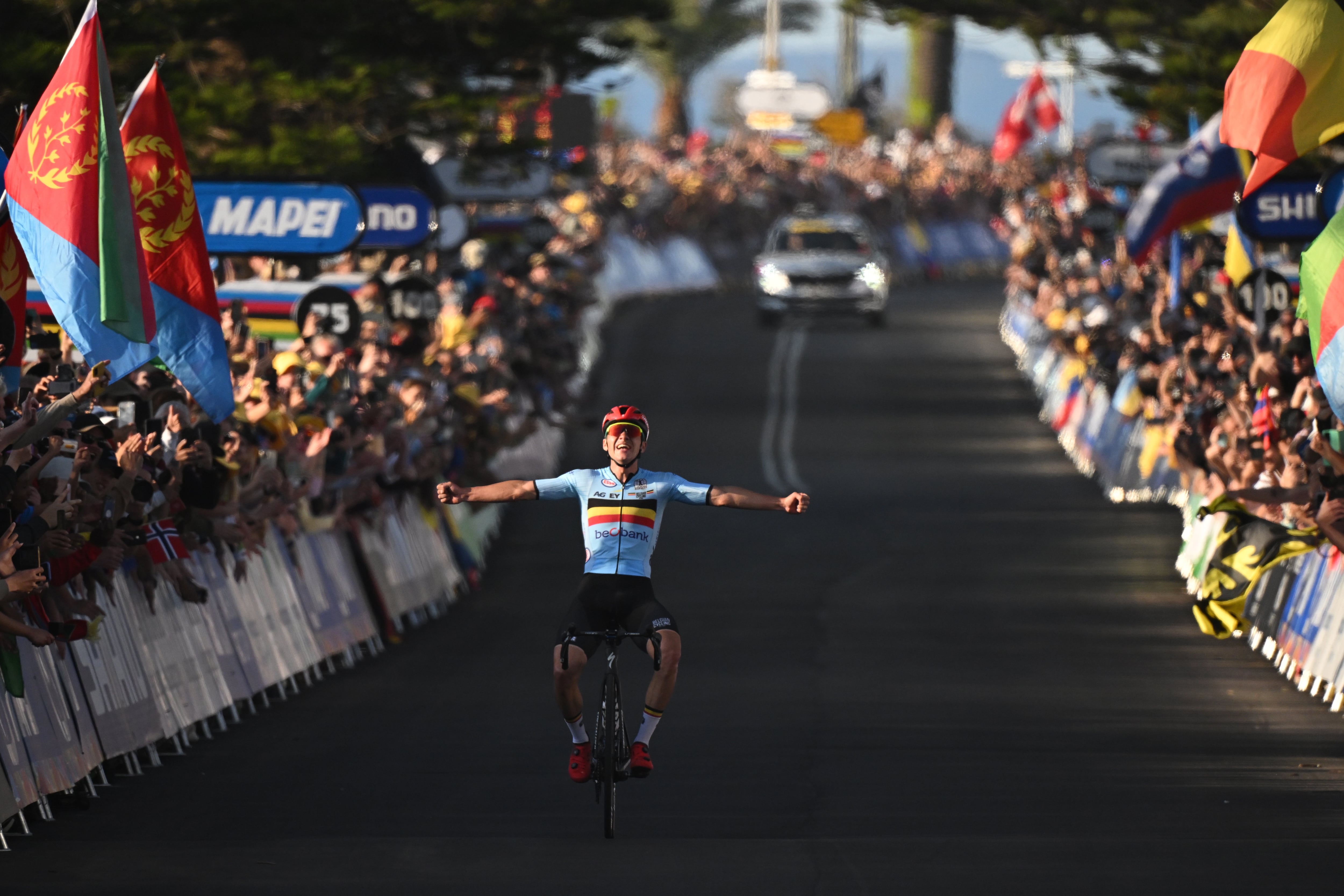 Evenepoel cruza la meta como primero en los Mundiales de Ciclismo.