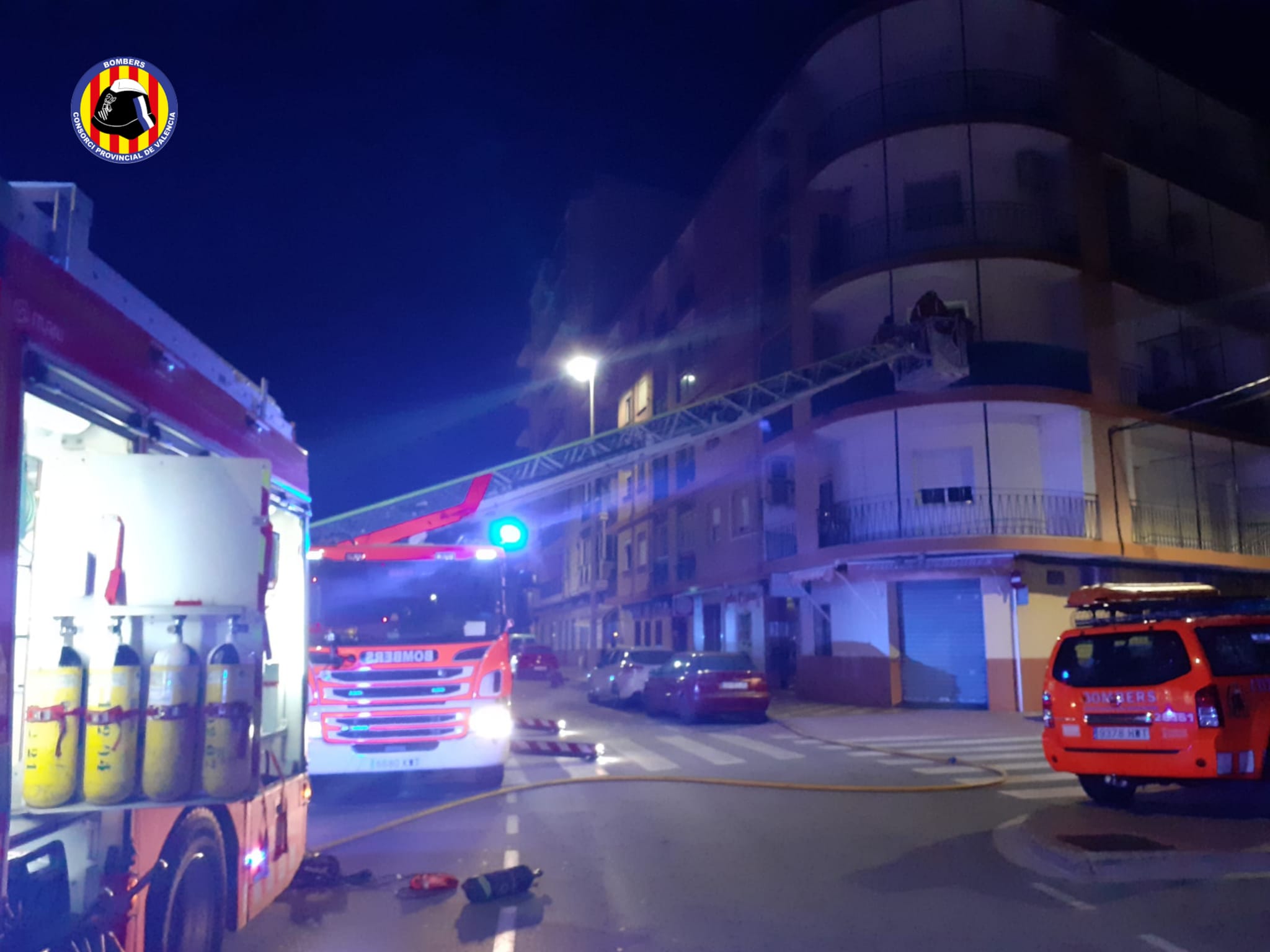 Actuación de los bomberos en Puçol tras incendiarse los contadores de un edificio