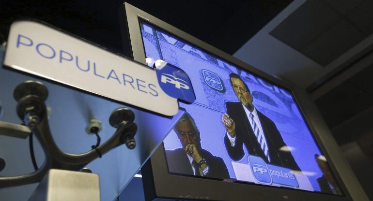 GRA103 MADRID, 07/04/2015.-Vista de uno de los monitores instalados en la sala de prensa de la sede del Partido Popular desde donde los periodistas han seguido la intervención del presidente del Partido Popular y del Gobierno, Mariano Rajoy, en la reunión