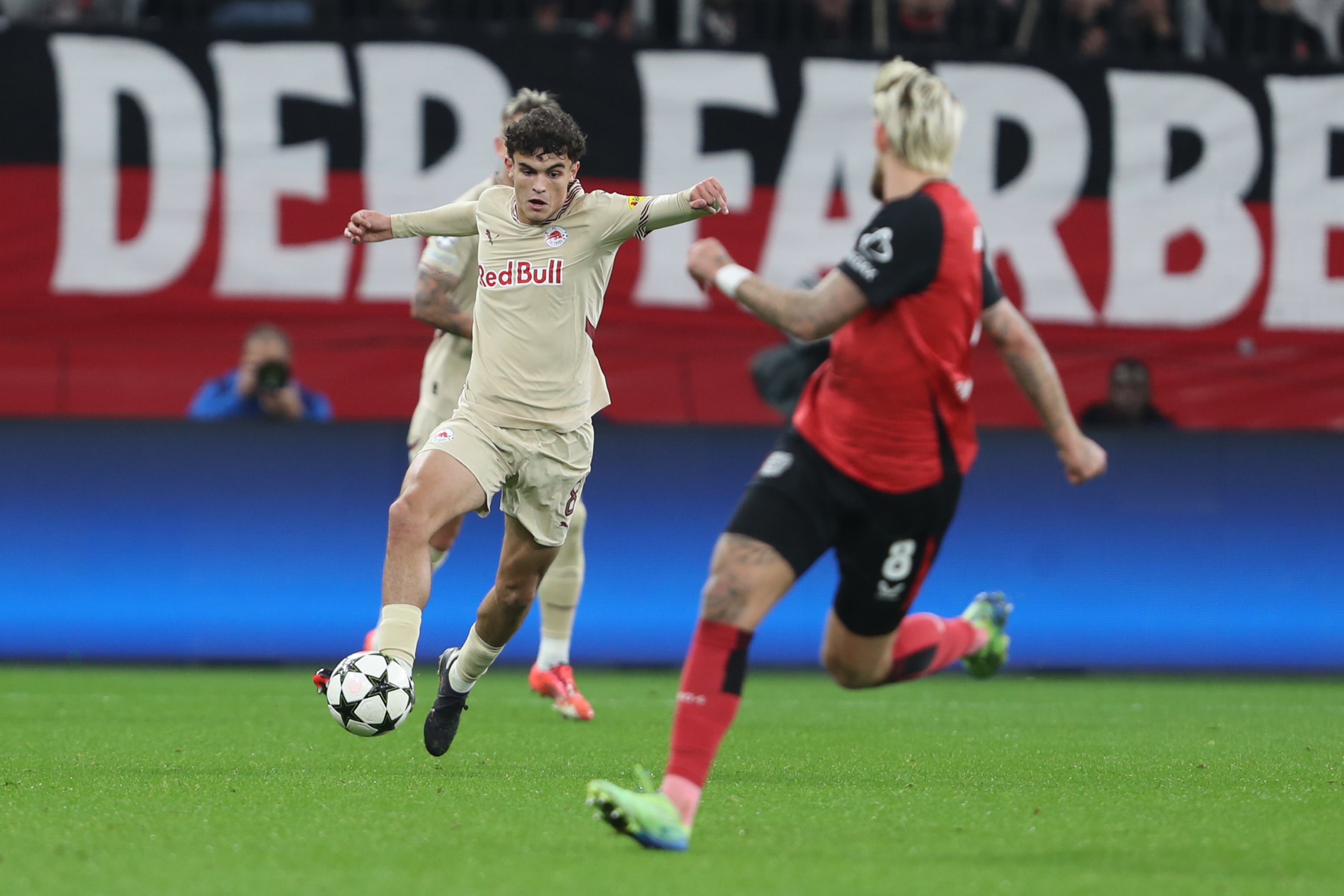 Stefan Bajcetic, durante un duelo de Champions esta temporada. (Oliver Kaelke/DeFodi Images via Getty Images)