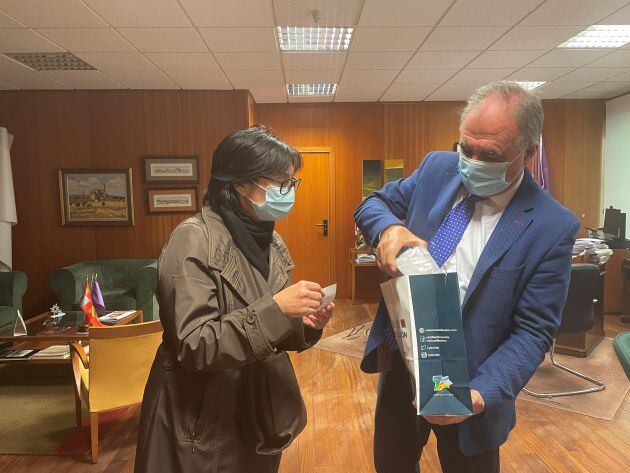 Entrega de los códigos QR de la campaña "si te cuidas, me cuidas" a los hosteleros