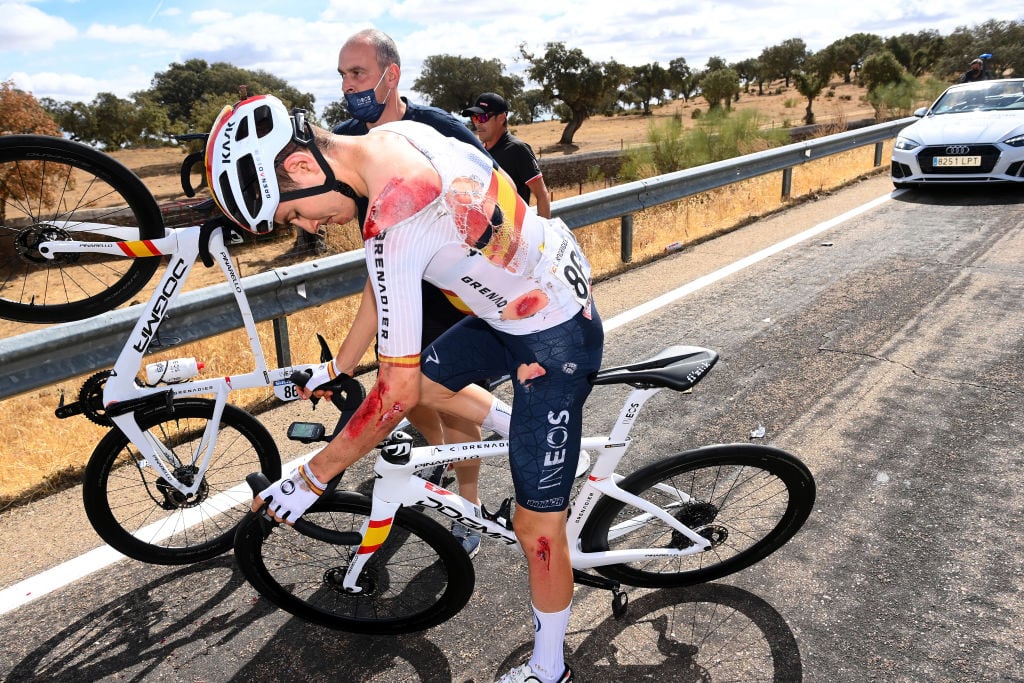 Carlos Rodríguez, tras su caída en la etapa 18. (Photo by Tim de Waele/Getty Images)