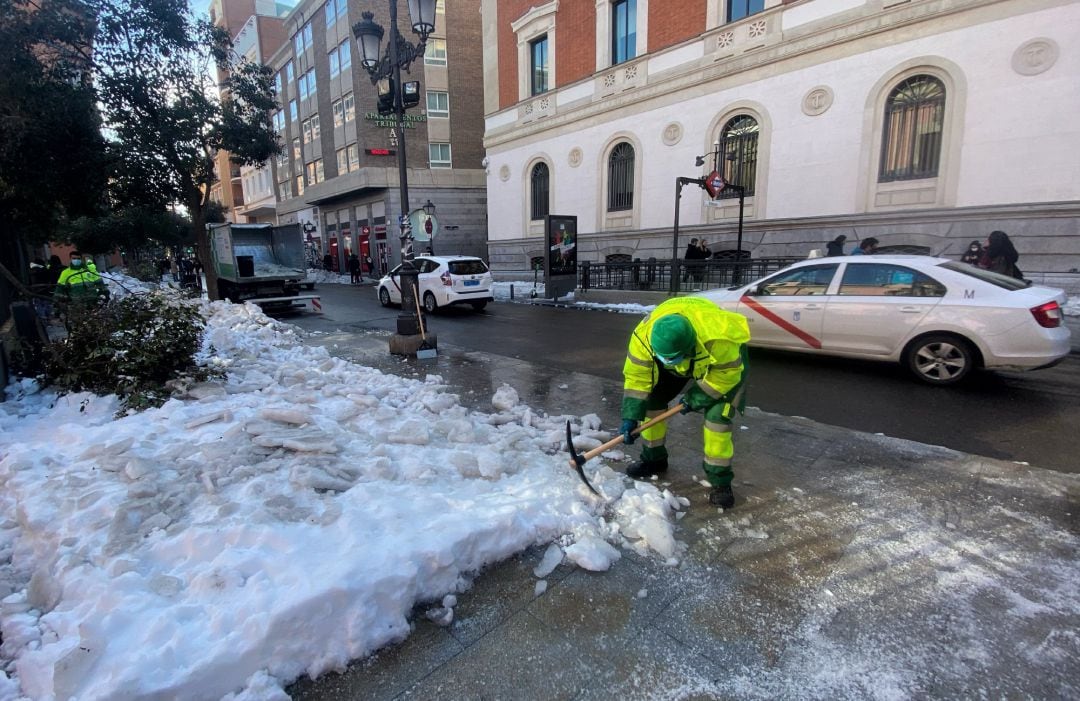 Un operario de limpieza retira hielo y nieve tras la gran nevada provocada por la borrasca &#039;Filomena&#039;, en Madrid.