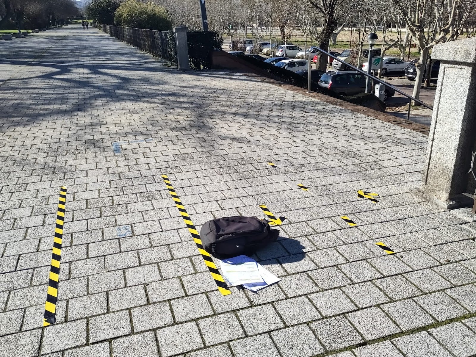 El espacio marcado a la izquierda es el que se quiere habilitar para el paso de bicicletas en Las Moreras