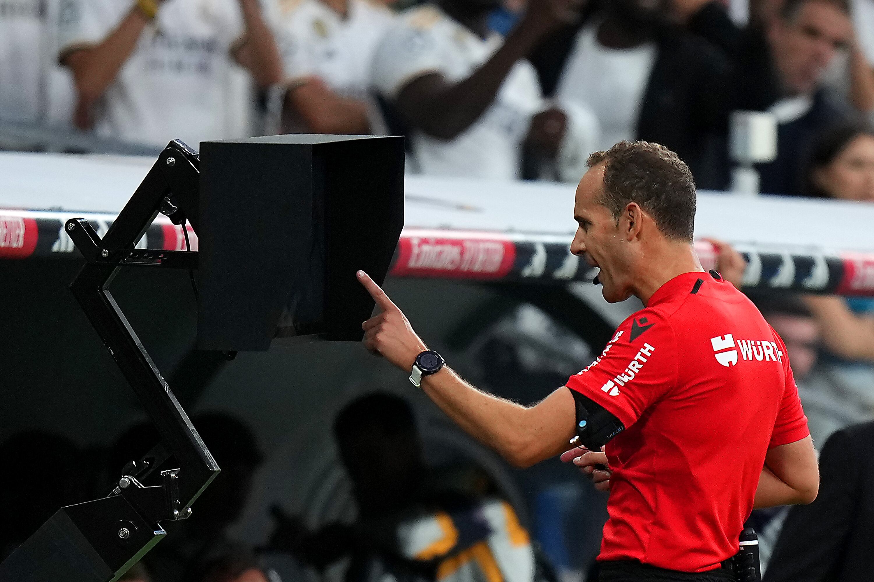 El arbitro Melero López revisa una jugada durante el Real Madrid - Getafe en la Liga