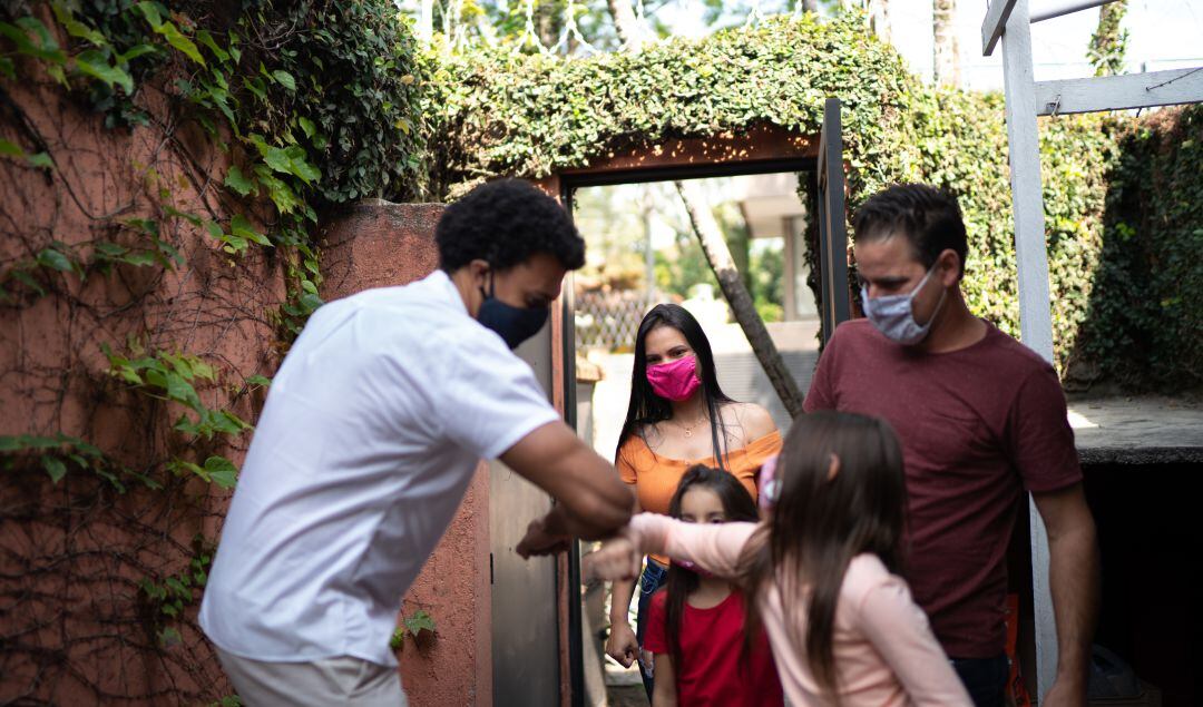 Las reuniones familiares seguras deben ser con un número reducido de personas y por poco tiempo