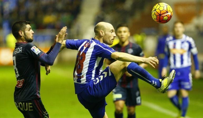 Fran Mérida y Gaizka Toquero pugnan por un balón en el partido.