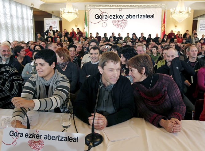 La izquierda abertzale ha anunciado este sábado en Pamplona el registro en próximas fechas de los estatutos de un nuevo proyecto político &quot;de conformidad con los requisitos&quot; establecidos en la ley de partidos