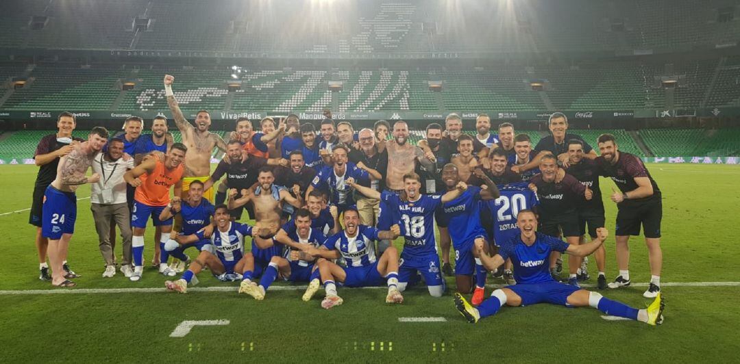 Celebración a pie de campo en Sevilla.