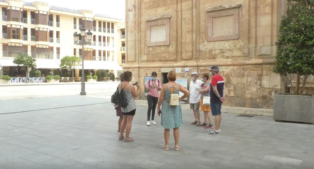 Unos turistas con una guía en Elche