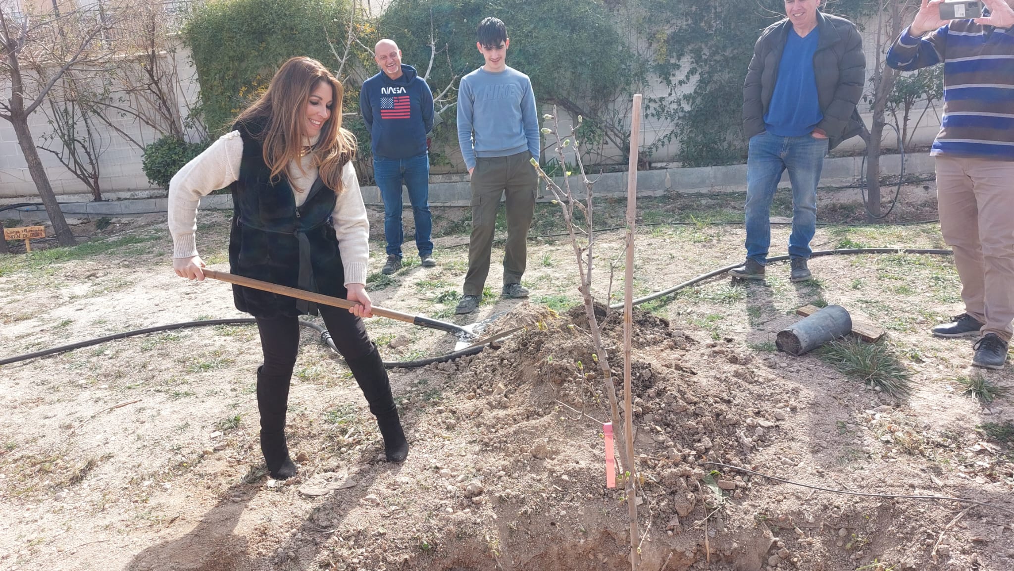 La Jefa de Estudios, Carmen Soriano, participó en la plantación de un Acerolo