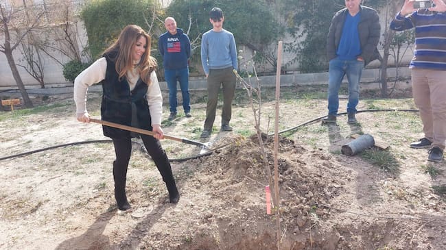 La Jefa de Estudios, Carmen Soriano, participó en la plantación de un Acerolo