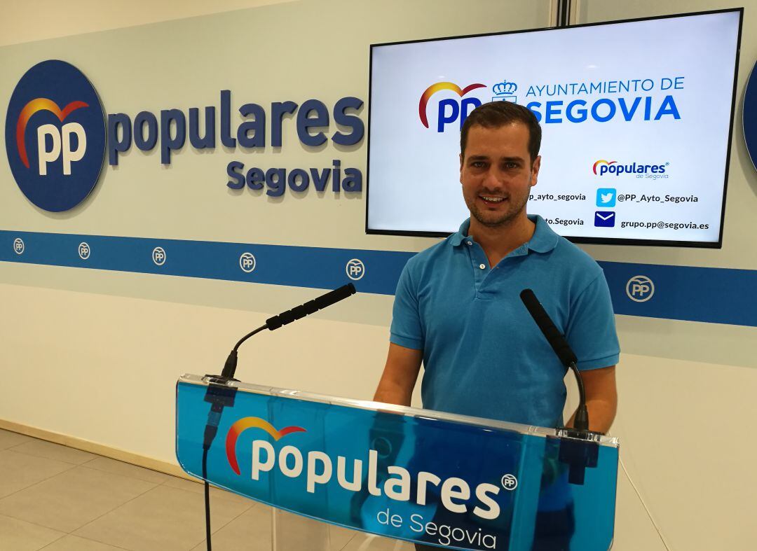 El portavoz popular en el ayuntamiento de Segovia, Pablo Pérez, durante la rueda de prensa en la sede de su partido está mañana