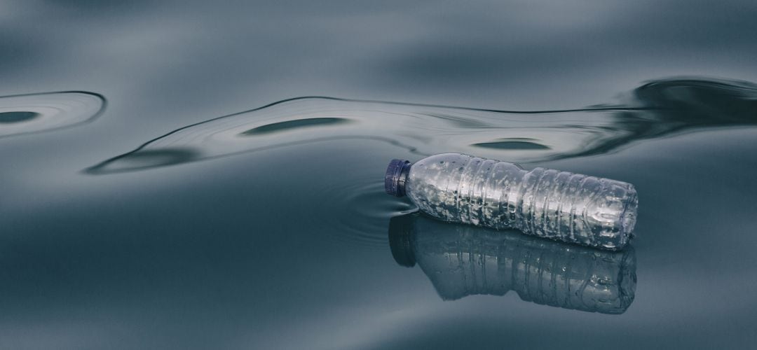 Botella de plástico flotando en el agua