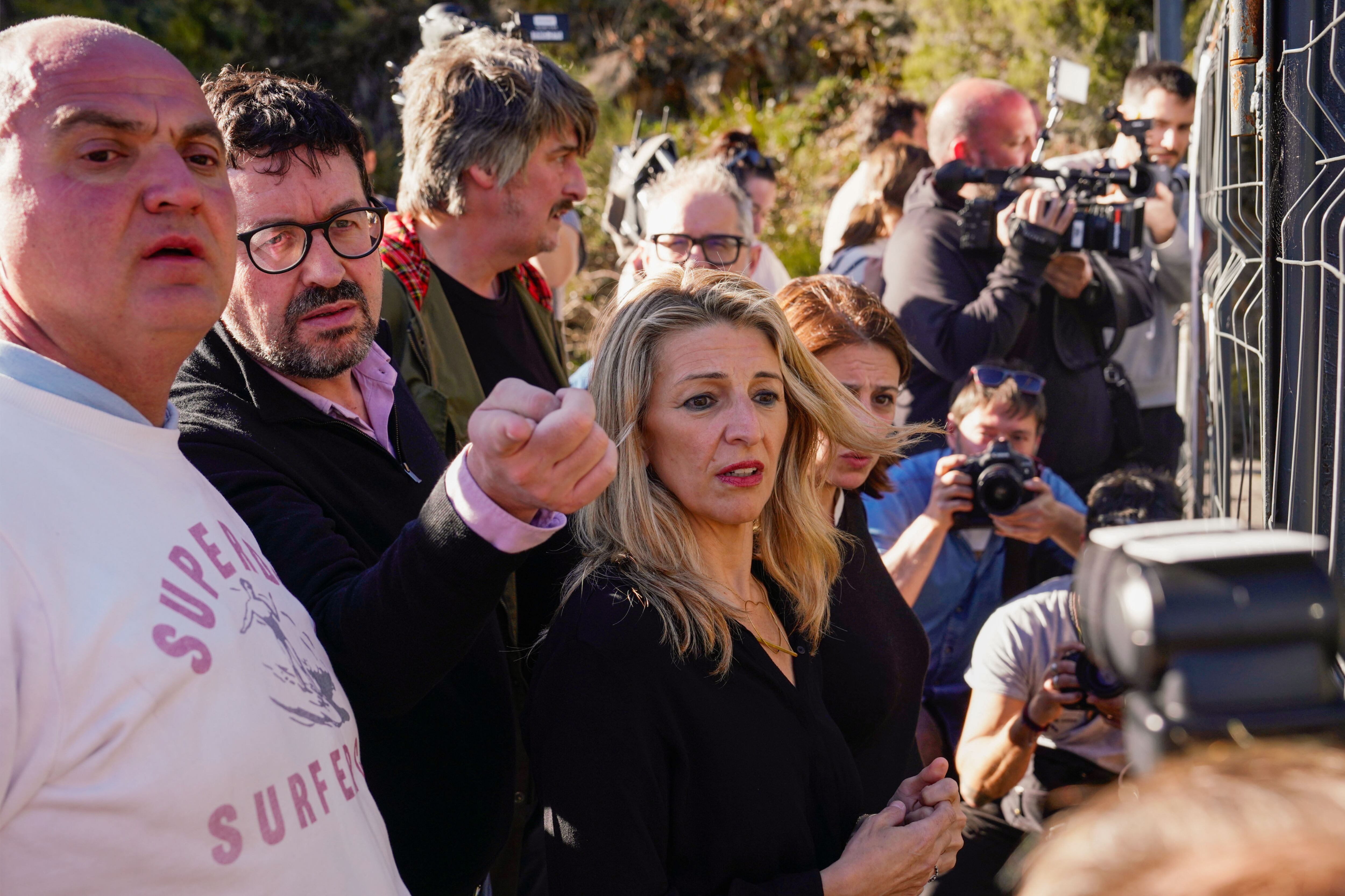 DEGAÑA (ASTURIAS), 31/03/2025.- La vicepresidenta segunda y ministra de Trabajo y Economía Social, Yolanda Díaz (c), visita la zona de la explosión en una mina de Cerredo, este lunes en el concejo asturiano de Degaña. Cinco personas han fallecido y otras cuatro han resultado heridas de consideración en una explosión registrada hacia las 9:30 horas de este lunes en una mina de Cerredo, en el concejo de Degaña, en el extremo suroccidental de Asturias, han informado el Servicio de Emergencias del Principado de Asturias (SEPA) y la Guardia Civil. EFE/ Paco Paredes